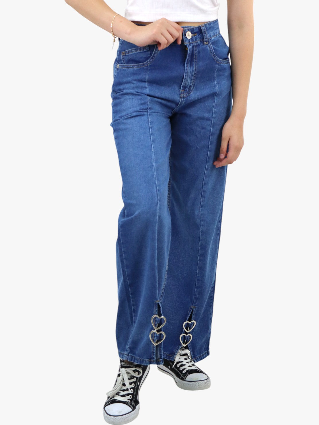 Jeans estilo baggy color azul medio con broches de corazón