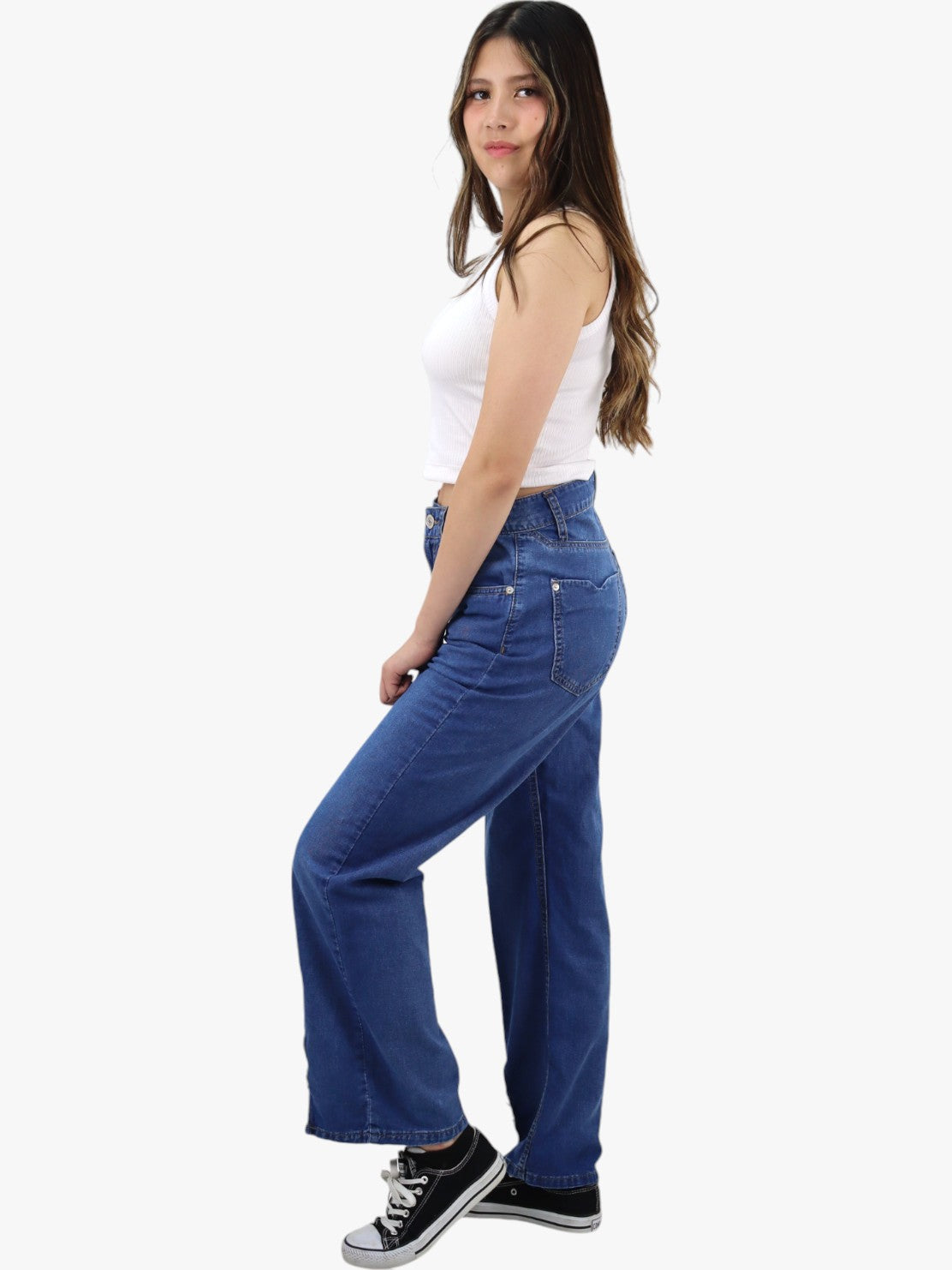 Jeans estilo baggy color azul medio con broches de corazón