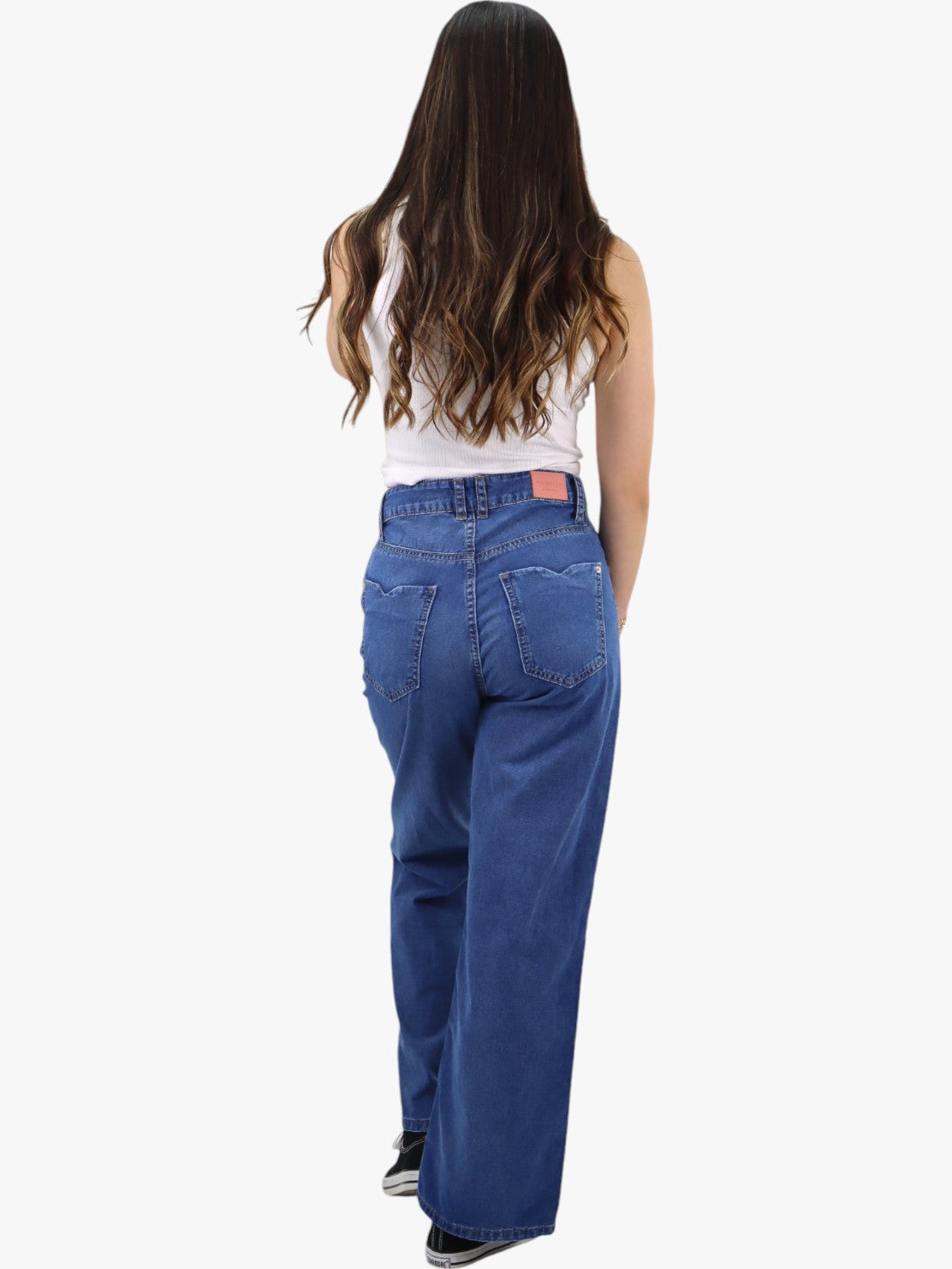 Jeans estilo baggy color azul medio con broches de corazón