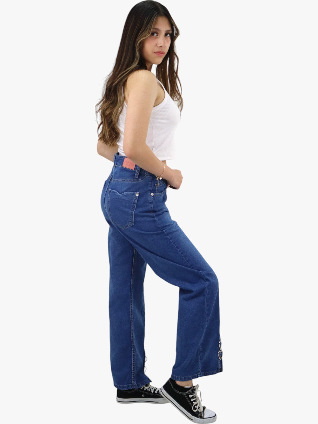 Jeans estilo baggy color azul medio con broches de corazón