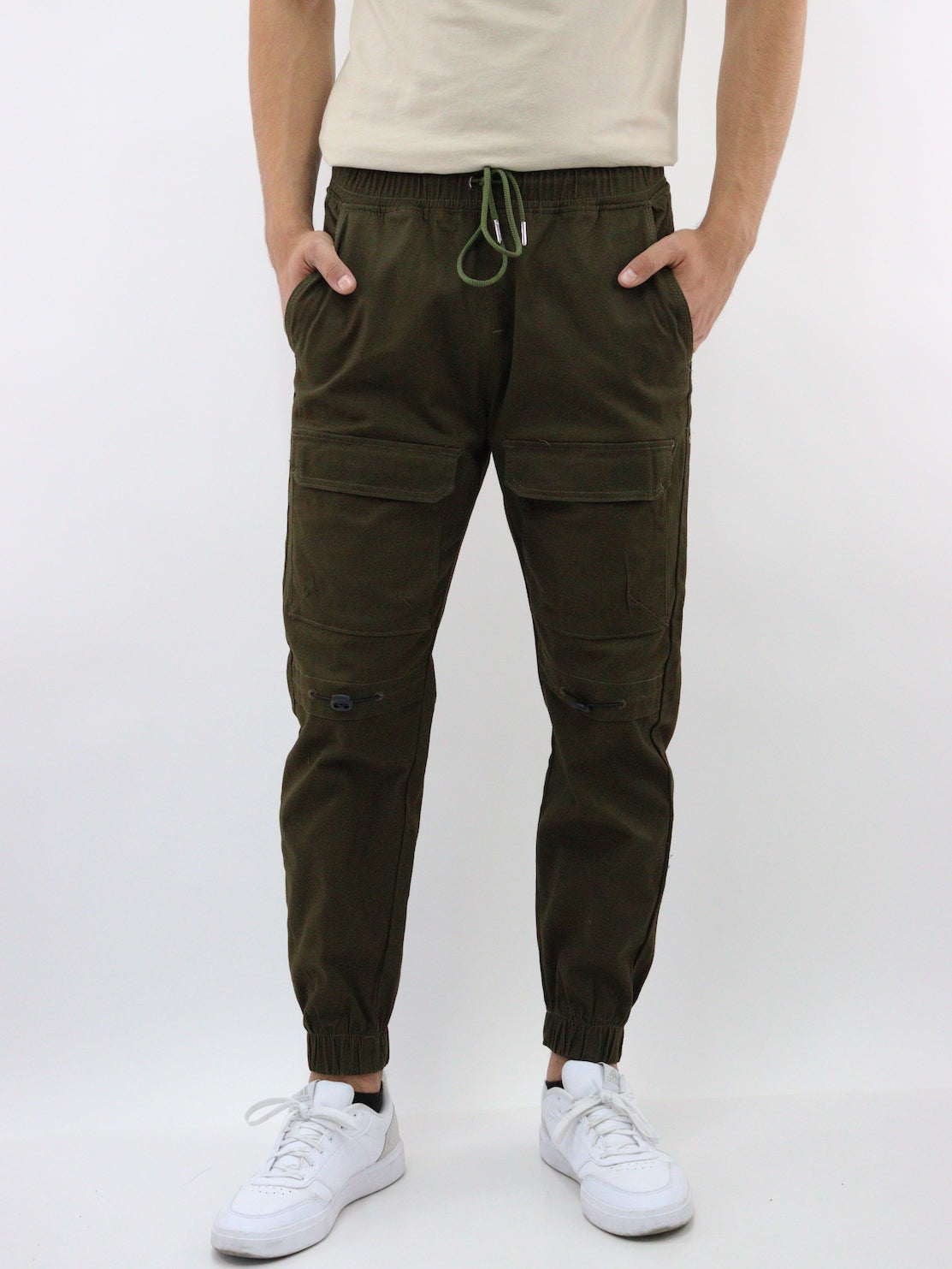 Jogger cargo con bolsillos laterales de color verde militar