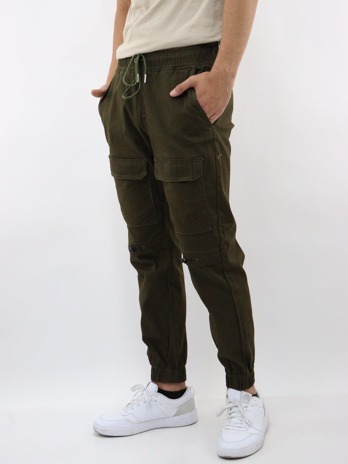 Jogger cargo con bolsillos laterales de color verde militar