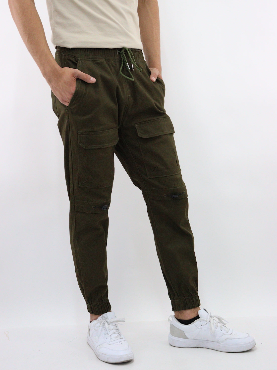 Jogger cargo con bolsillos laterales de color verde militar