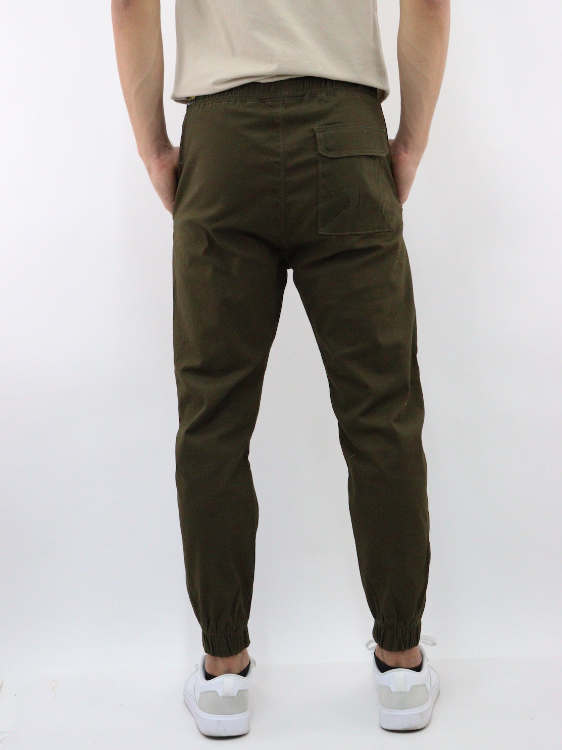 Jogger cargo con bolsillos laterales de color verde militar