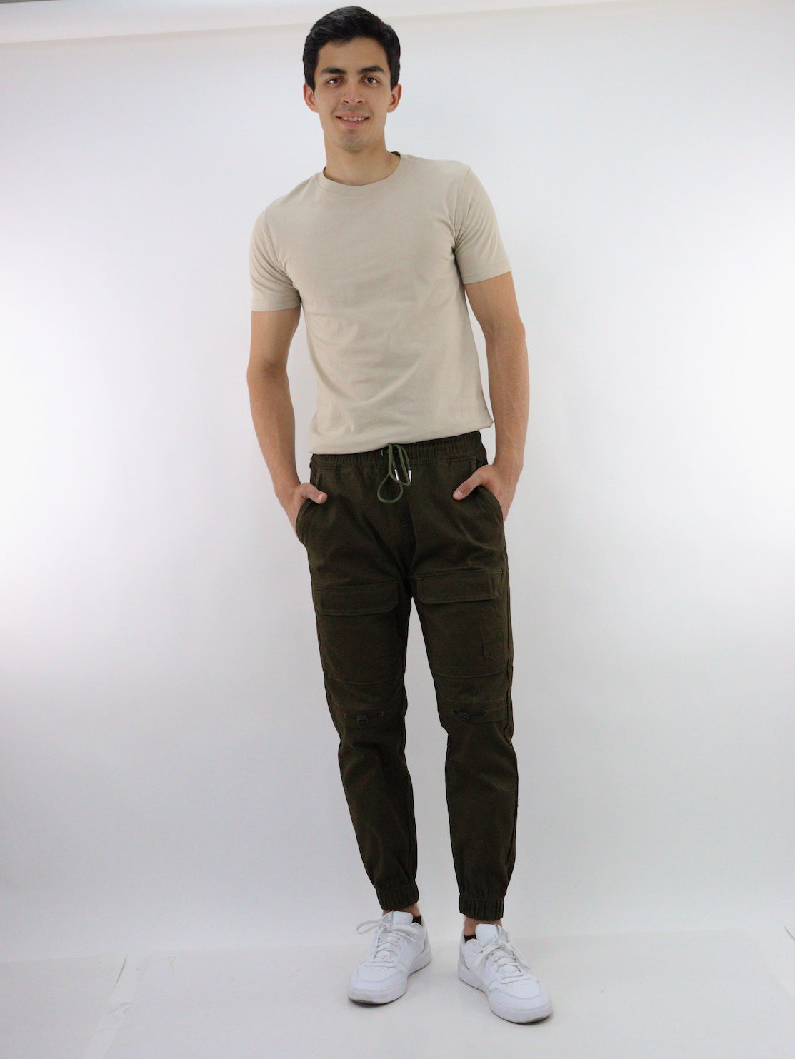 Jogger cargo con bolsillos laterales de color verde militar