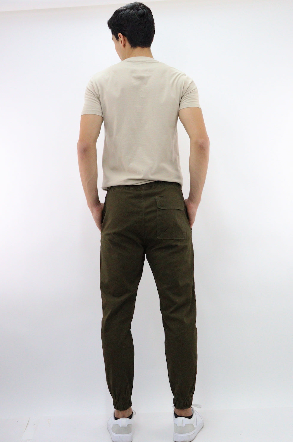 Jogger cargo con bolsillos laterales de color verde militar