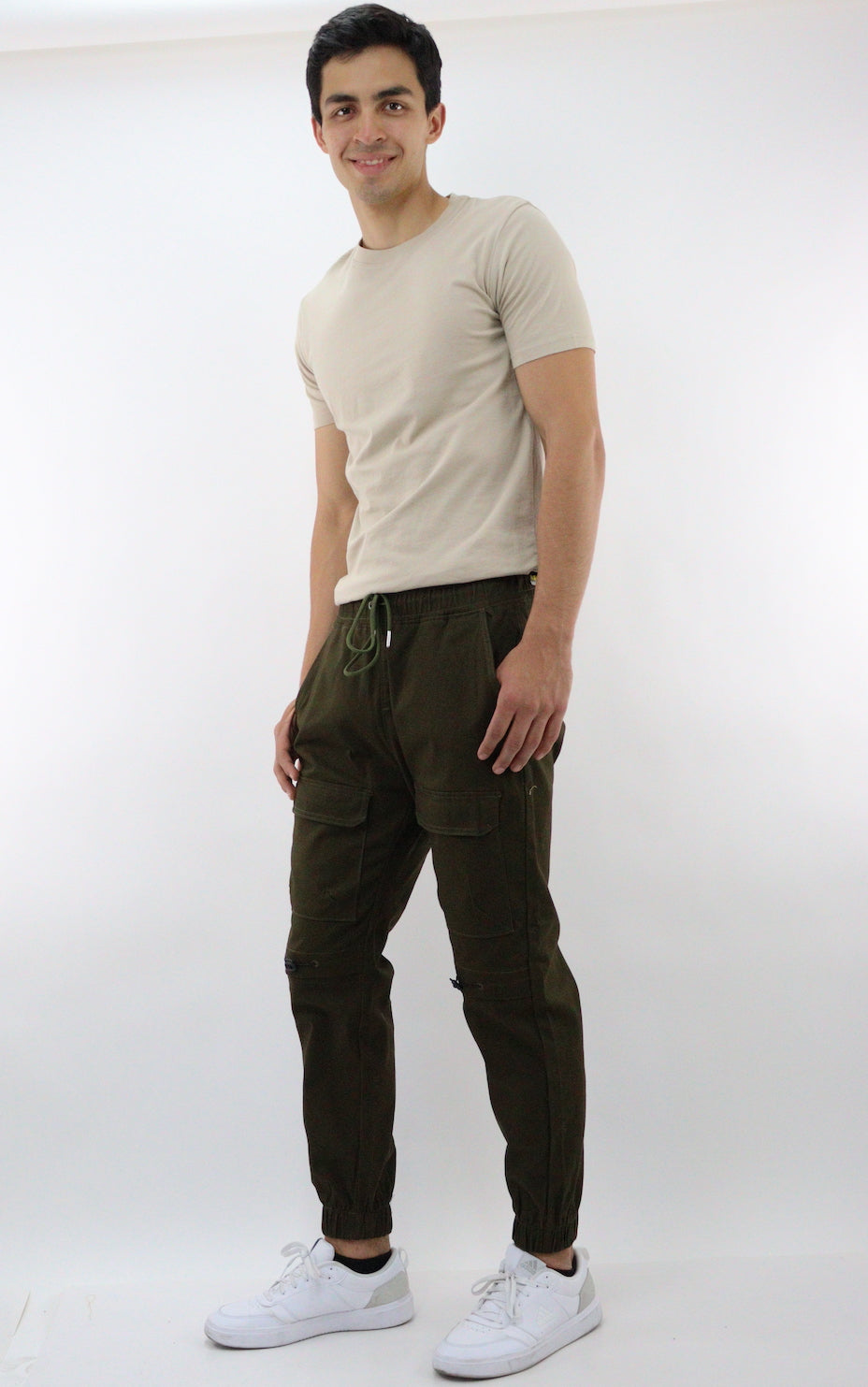 Jogger cargo con bolsillos laterales de color verde militar