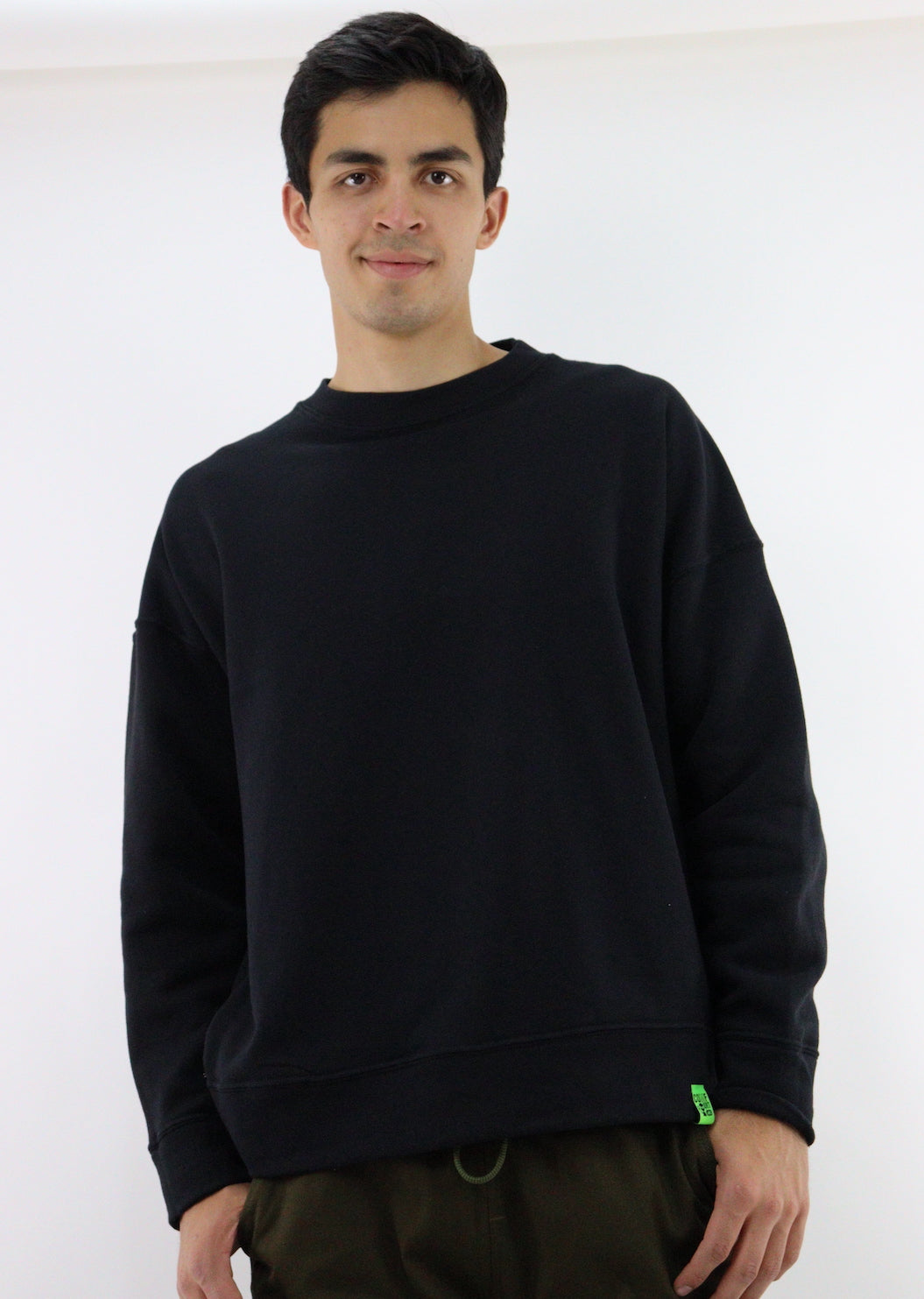 Sudadera oversize de color negro con estampado trasero