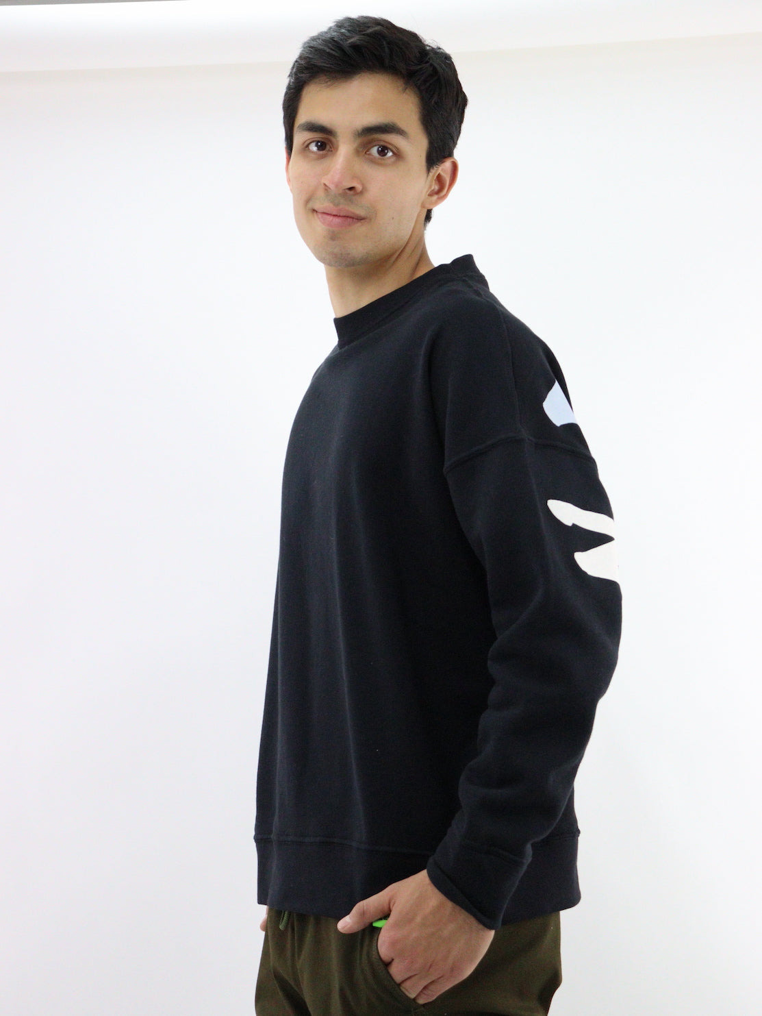 Sudadera oversize de color negro con estampado trasero
