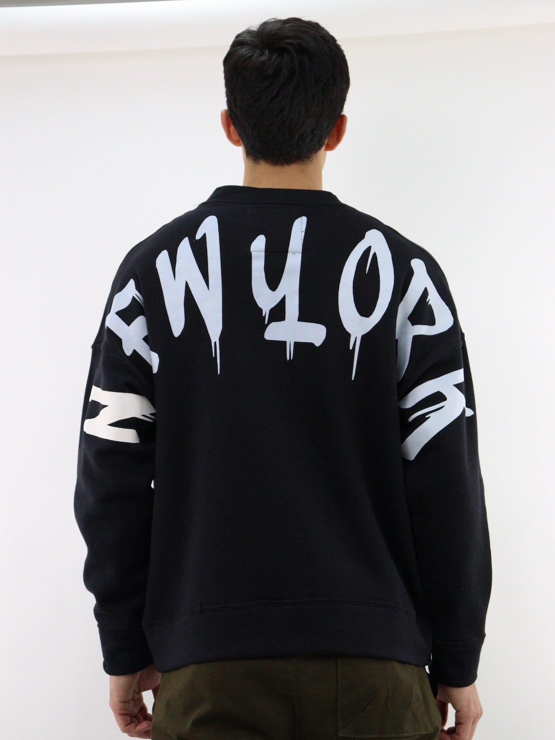 Sudadera oversize de color negro con estampado trasero