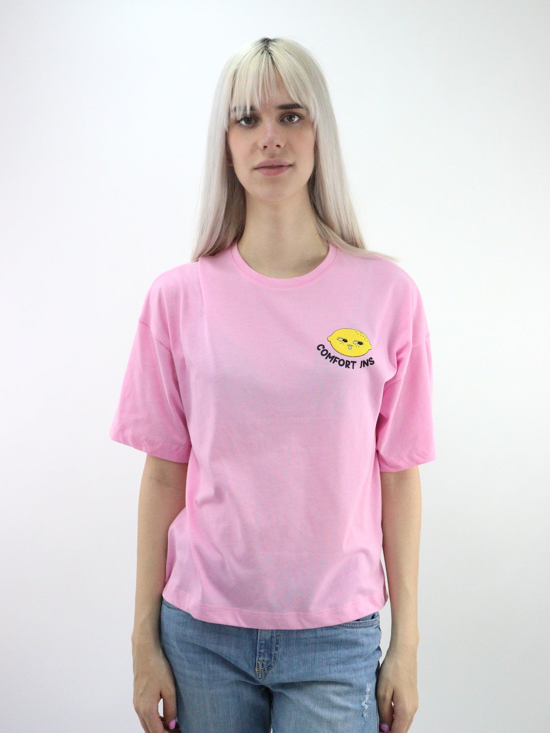 Playera oversize de color rosa con estampado