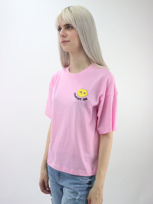 Playera oversize de color rosa con estampado