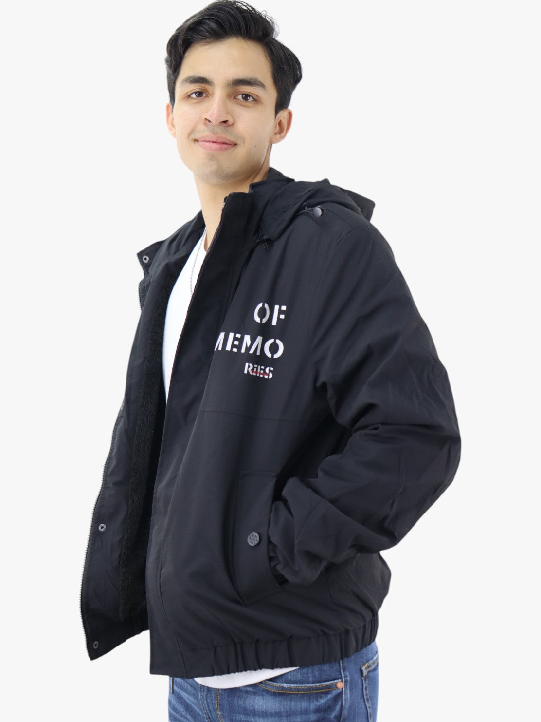 Chamarra con capucha desmontable con forro polar color negro