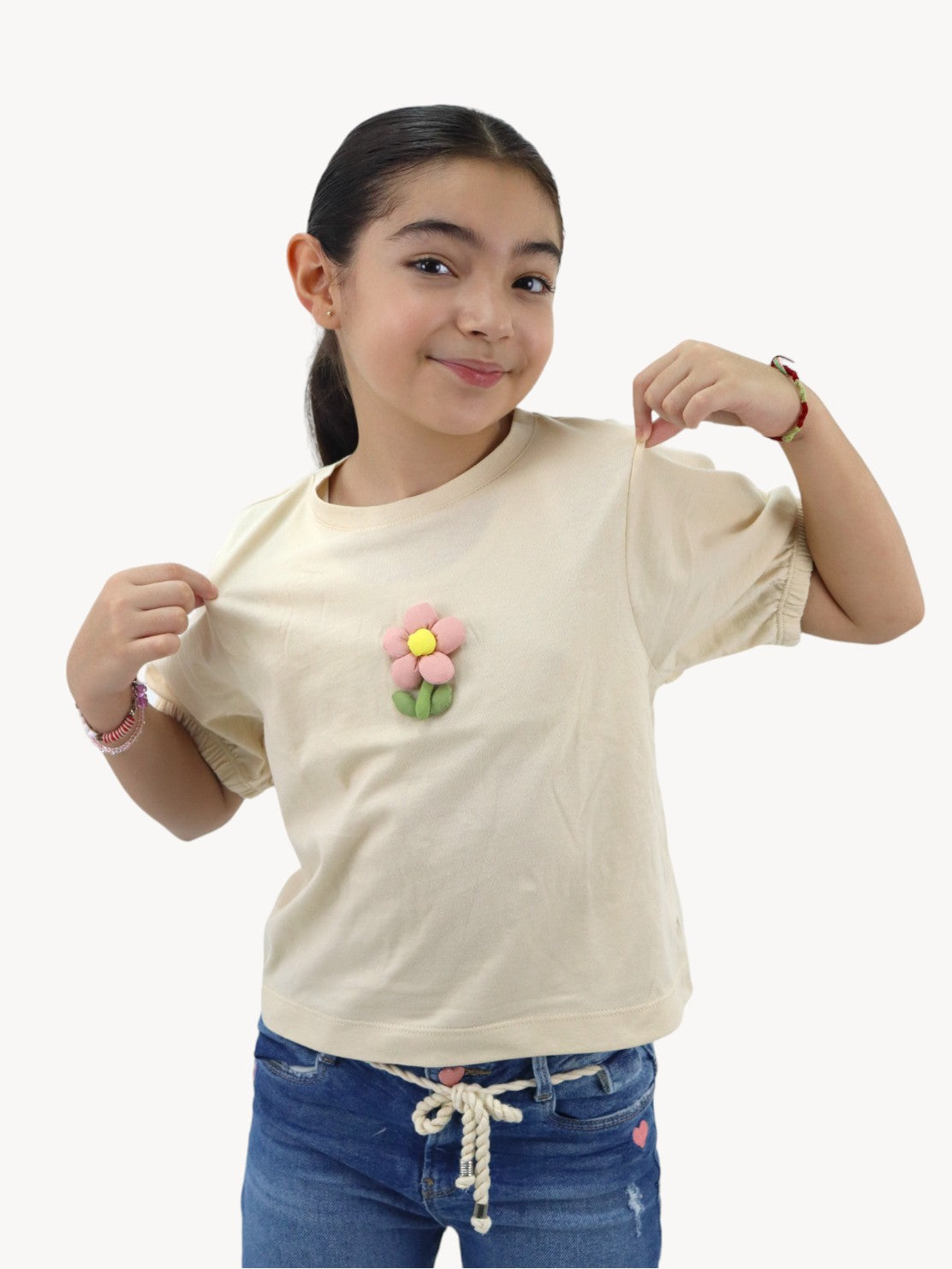 Playera beige con detalle floral