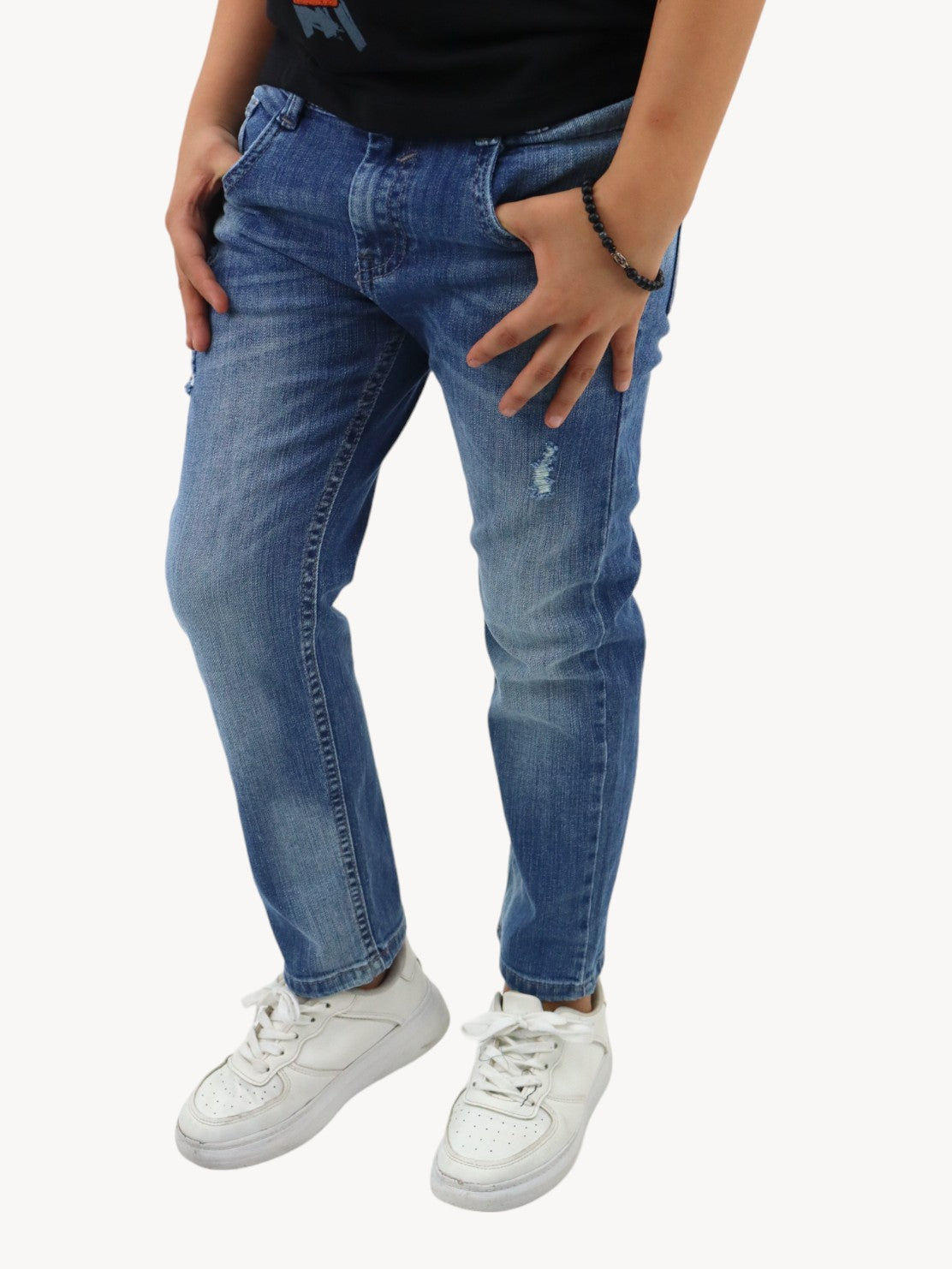 Jeans slim azul deslavado con destrucción