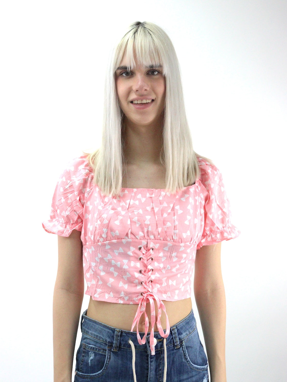 Camisa crop de hombros descubiertos con cordón y print de moños