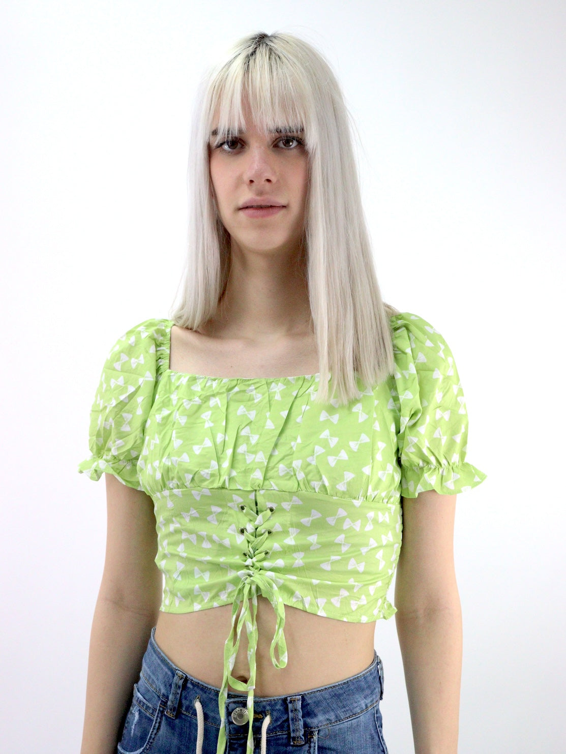 Camisa crop de hombros descubiertos con cordón y print de moños