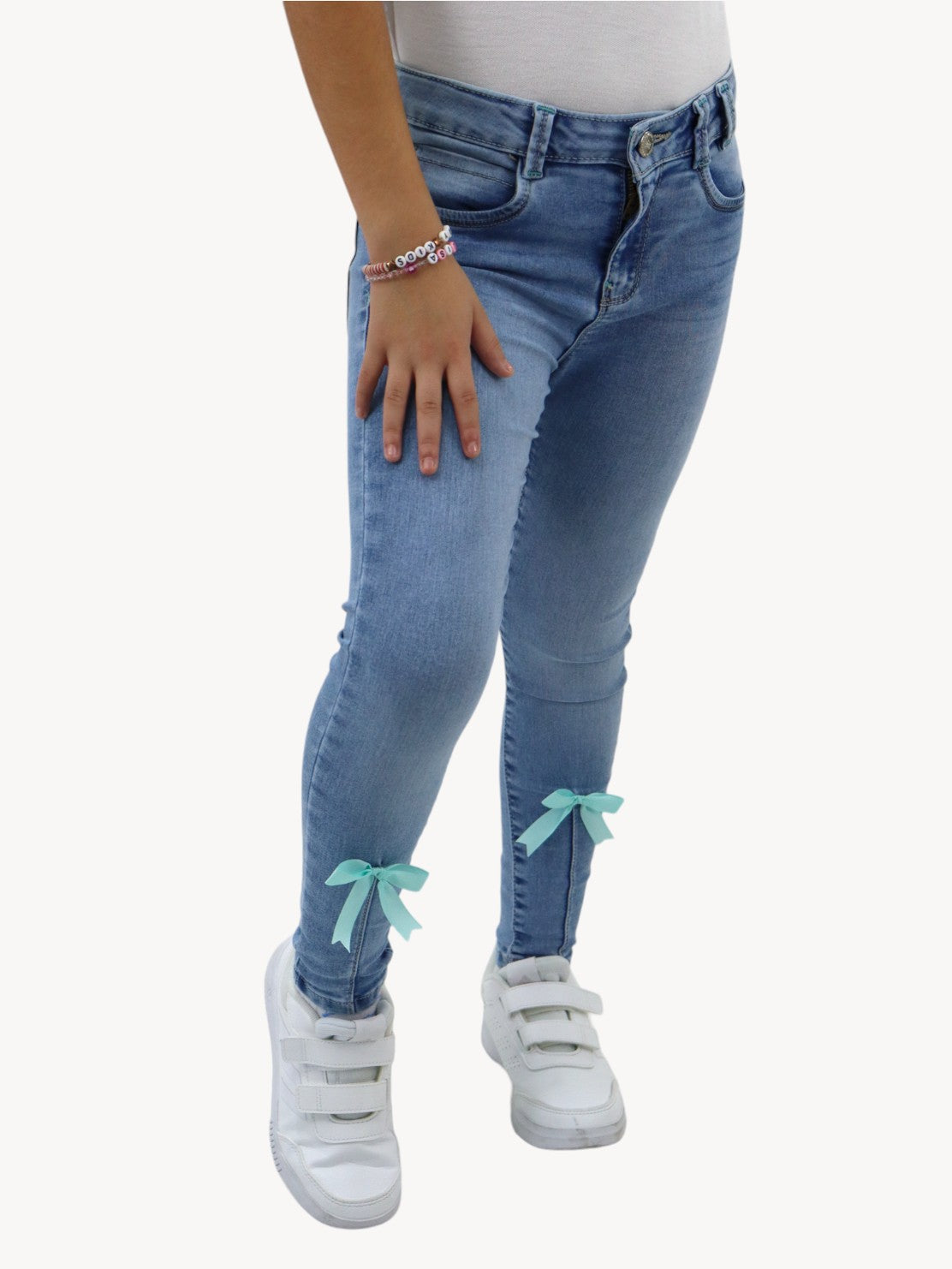 Jeans skinny con detalle de moños