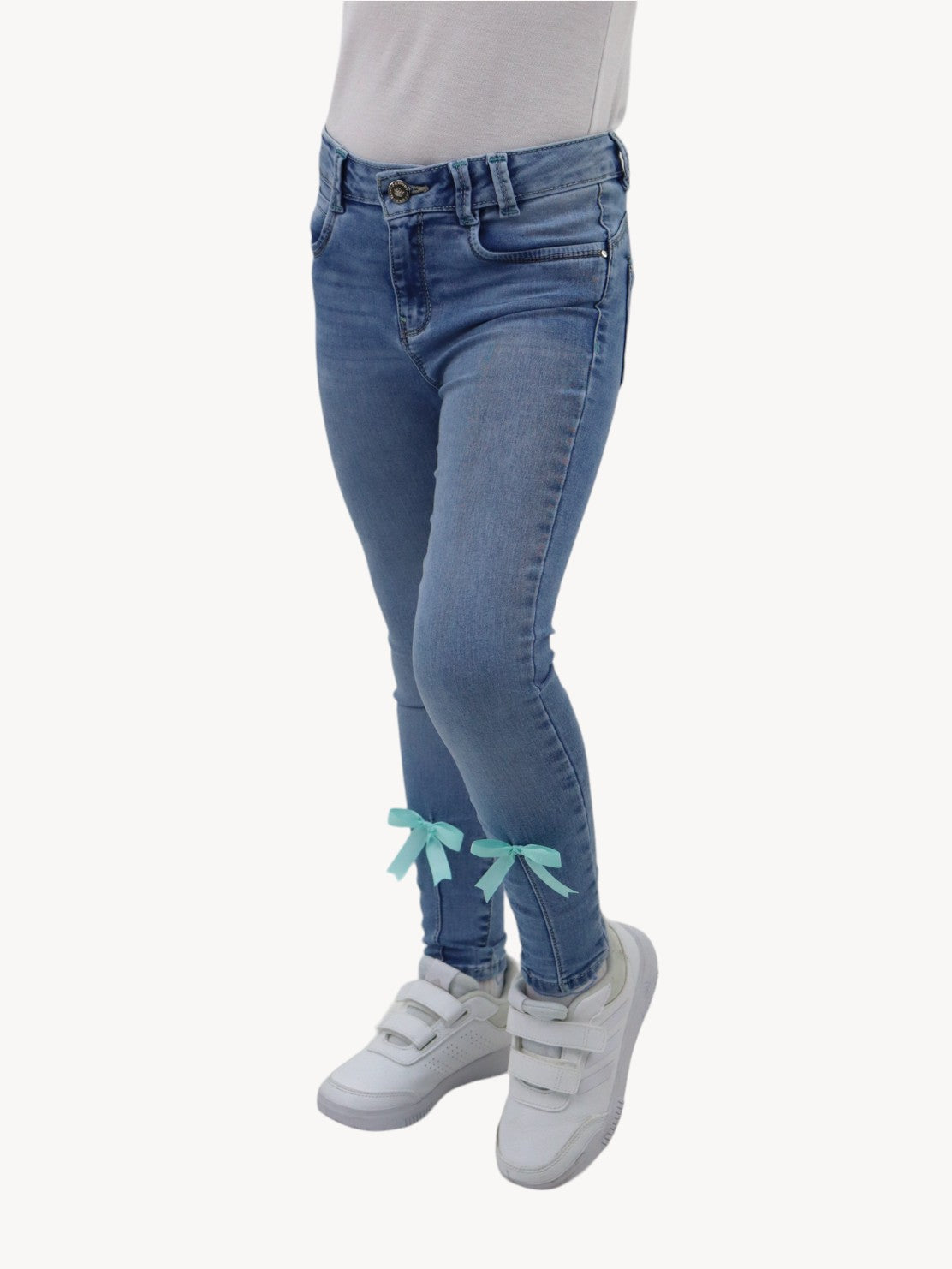 Jeans skinny con detalle de moños