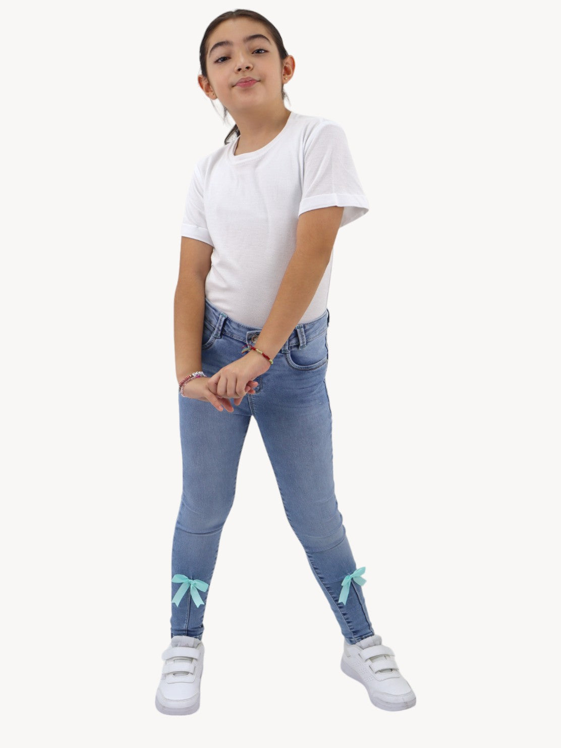Jeans skinny con detalle de moños
