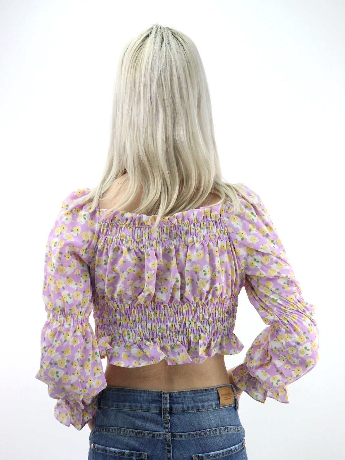 Camisa manga larga de hombros descubiertos con diseño de flores y fruncido