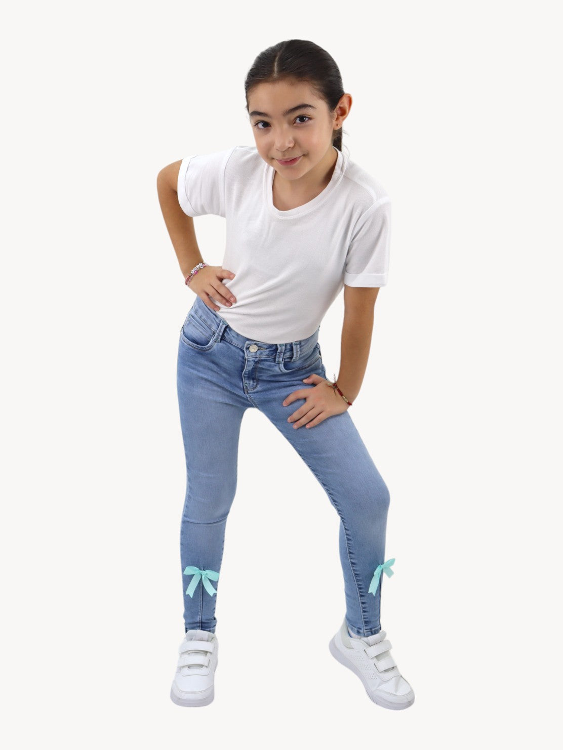 Jeans skinny con detalle de moños