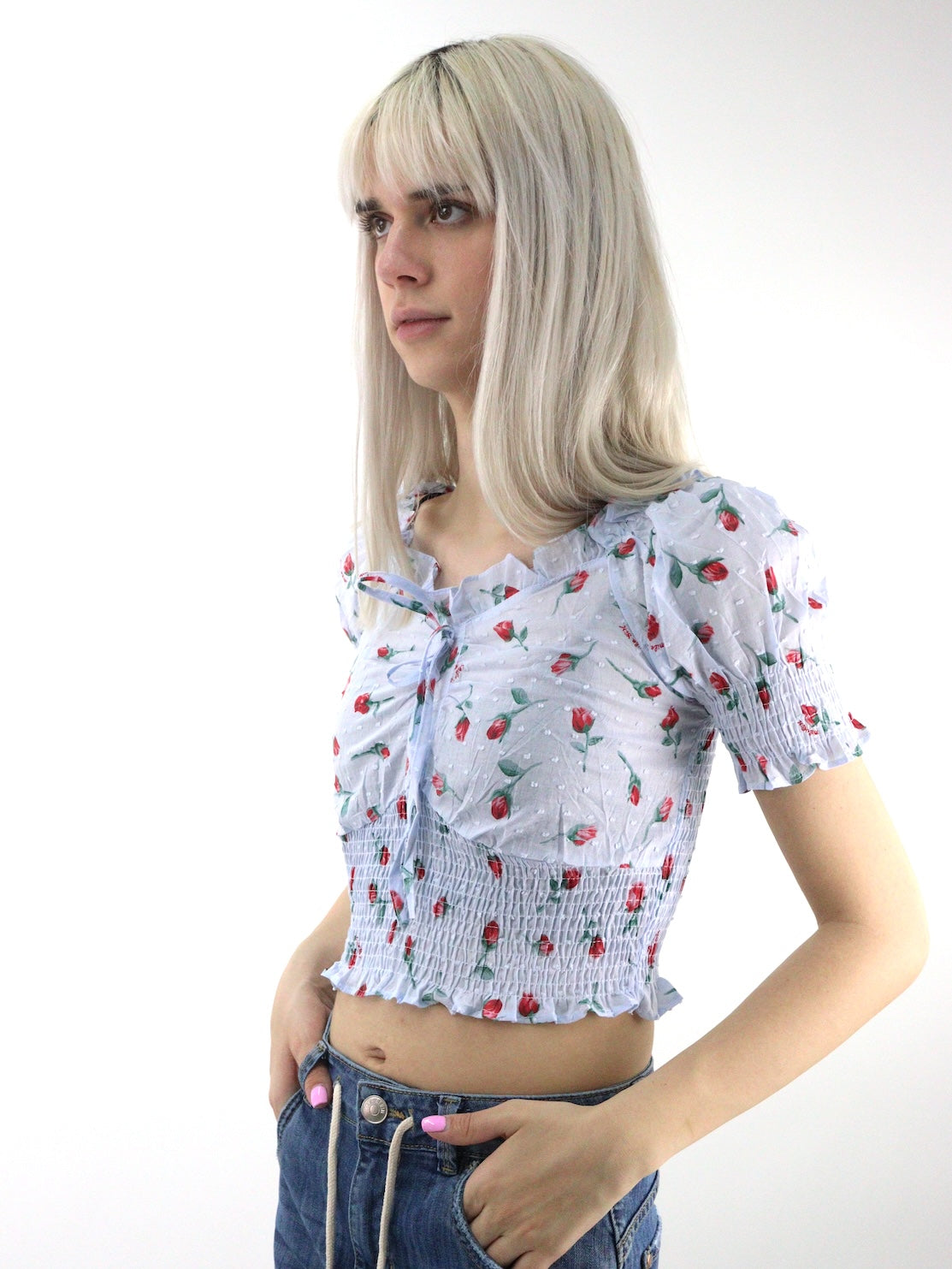 Blusa corta con estampado floral de manga farol con nudo delantero