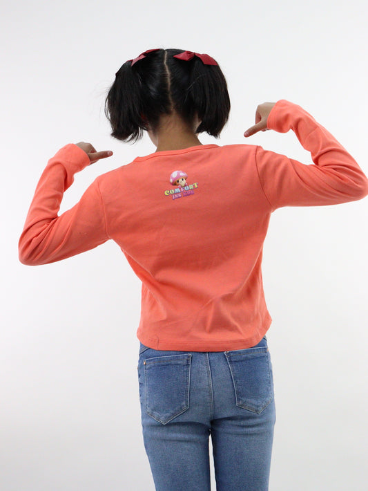 Playera manga larga de color naranja con estampado