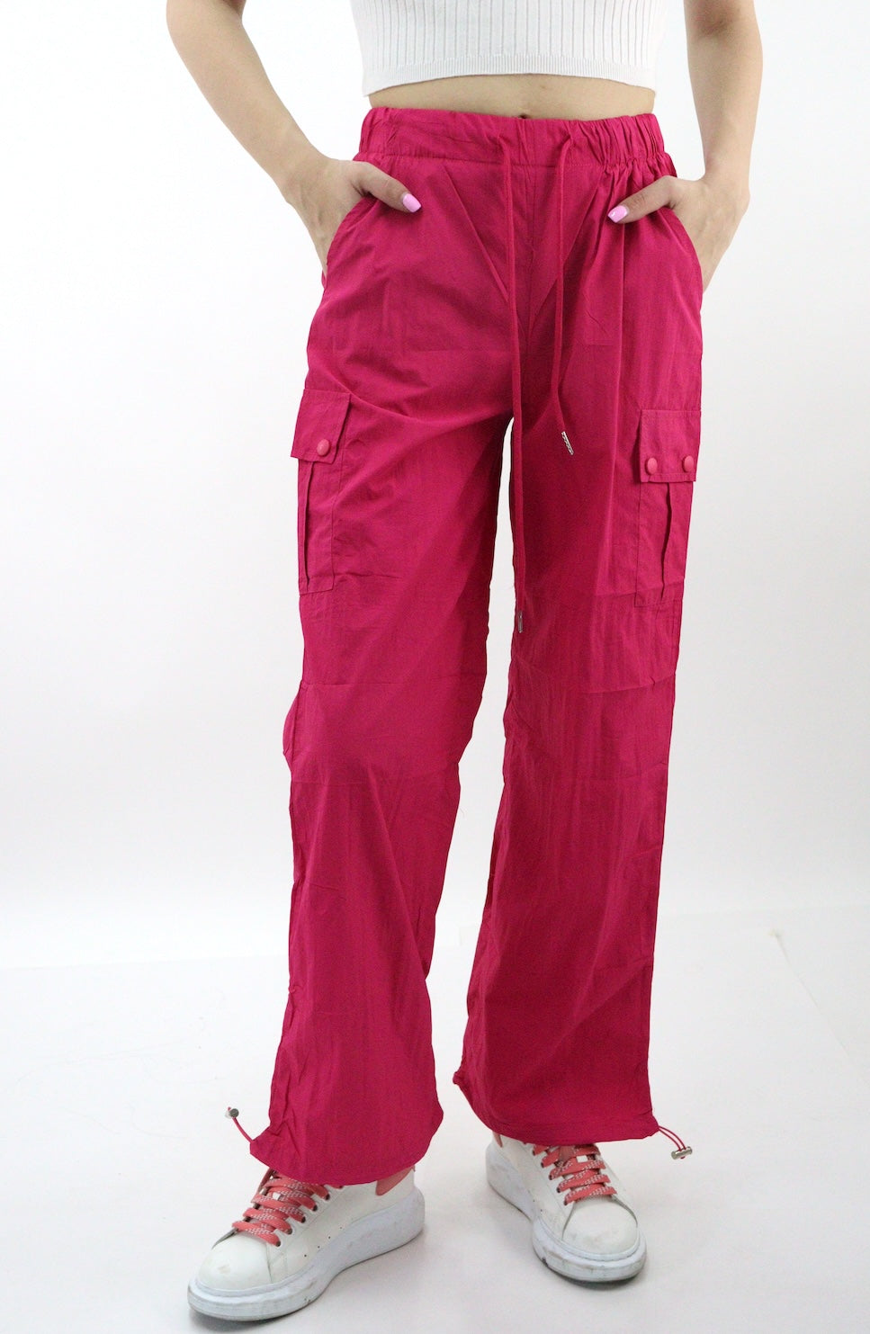 Pantalón cargo parachute de color fucsia