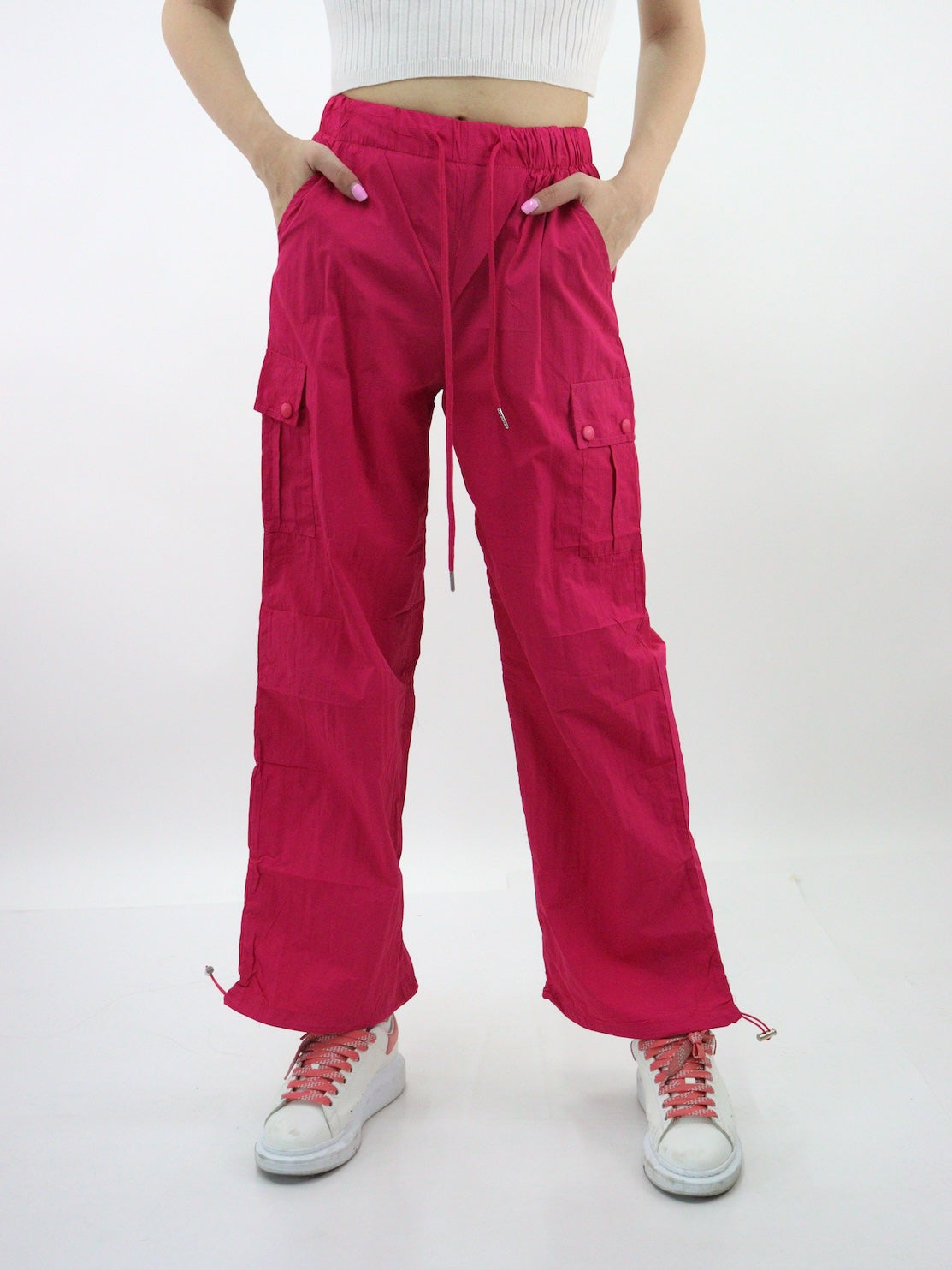 Pantalón cargo parachute de color fucsia