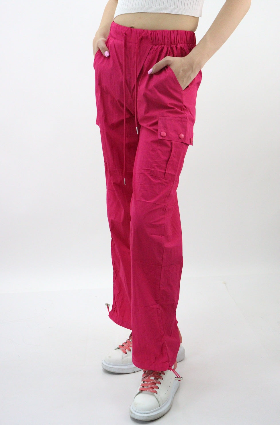 Pantalón cargo parachute de color fucsia