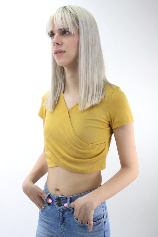 Playera cruzada de cuello V color amarillo mostaza