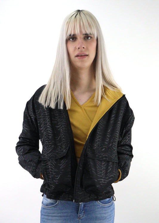 Chamarra rompevientos doble vista con print de cebra