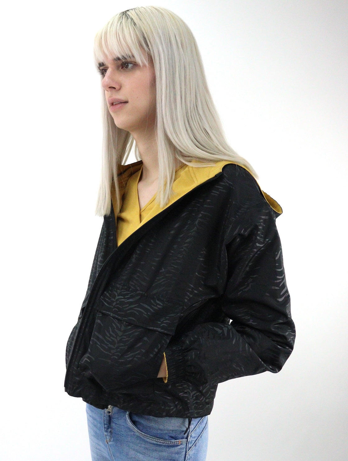 Chamarra rompevientos doble vista con print de cebra