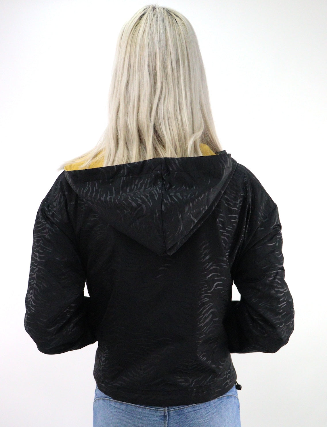 Chamarra rompevientos doble vista con print de cebra