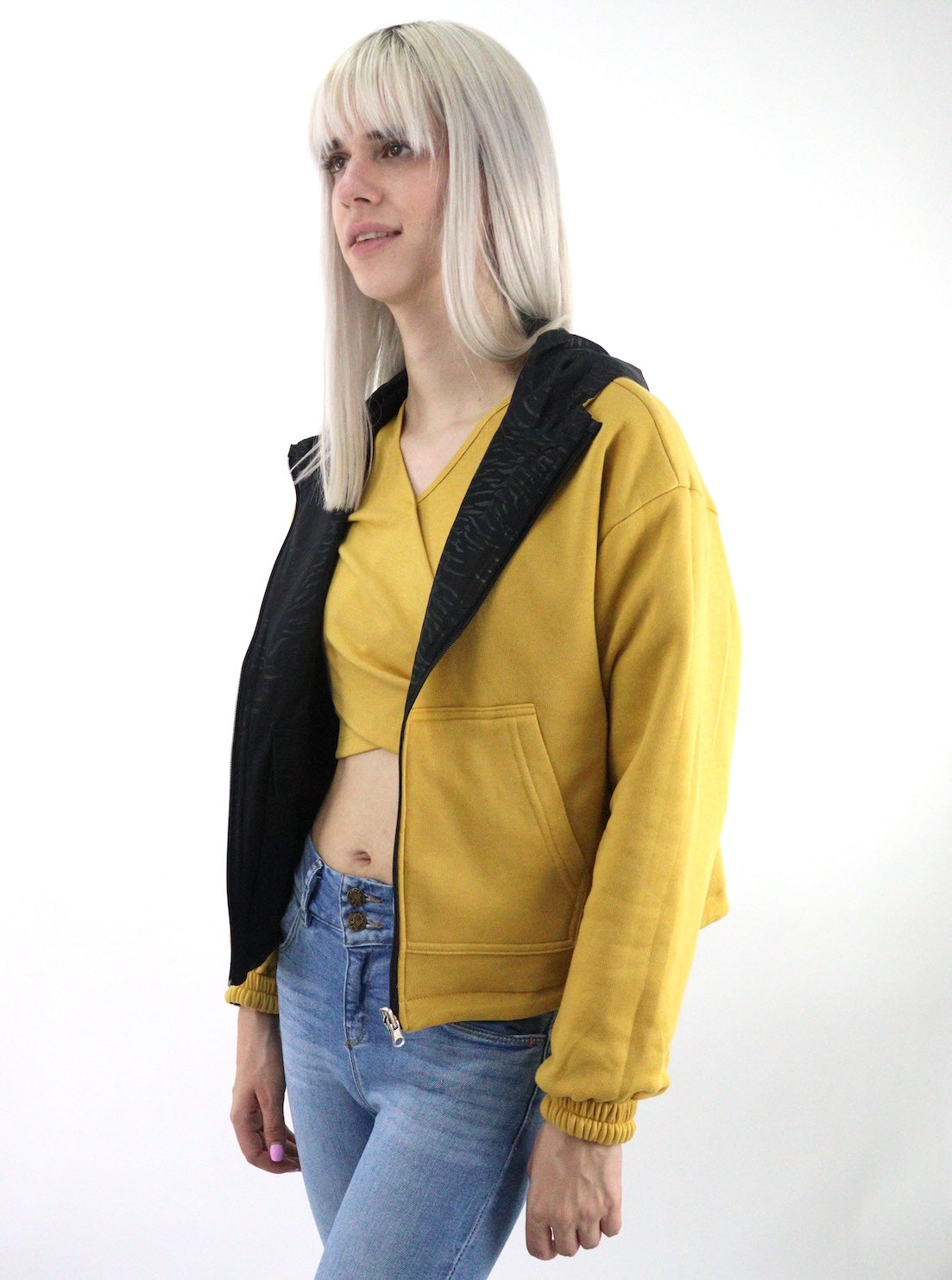 Chamarra rompevientos doble vista con print de cebra