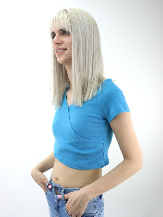 Playera cruzada de cuello V color azul turquesa