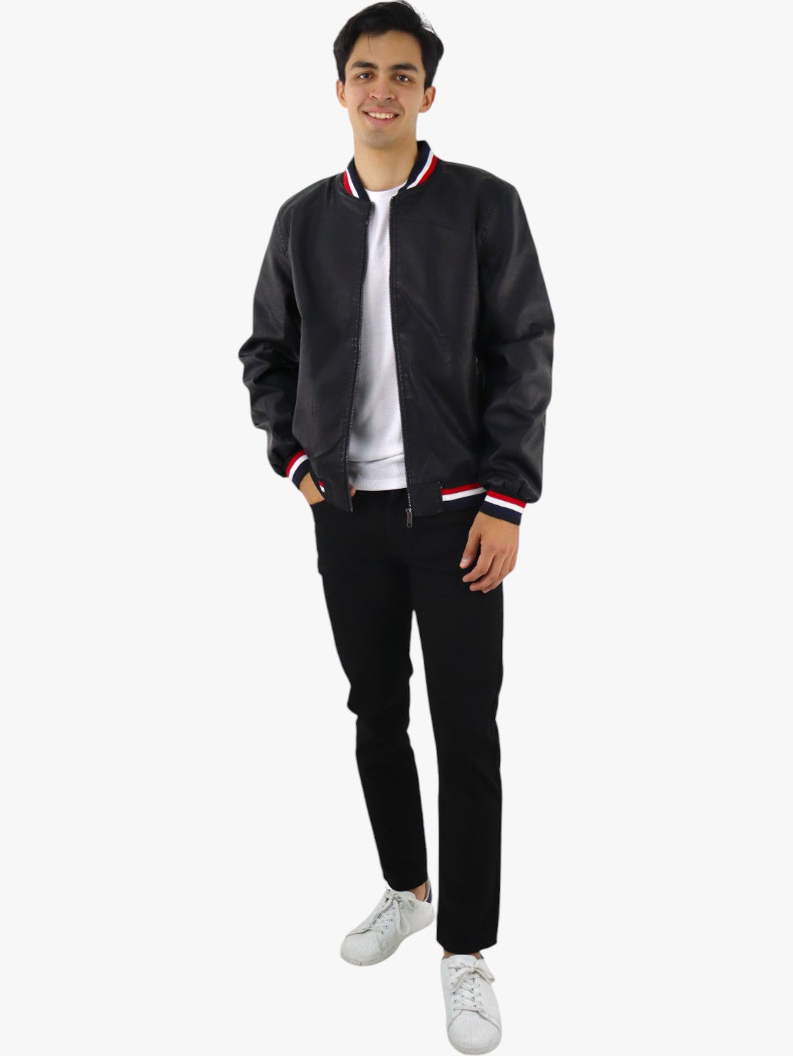 Chamarra de vinipiel color negro