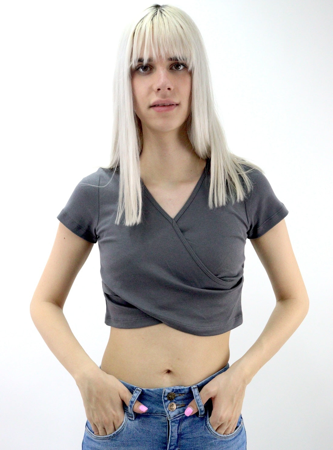 Playera cruzada de cuello V color gris oxford