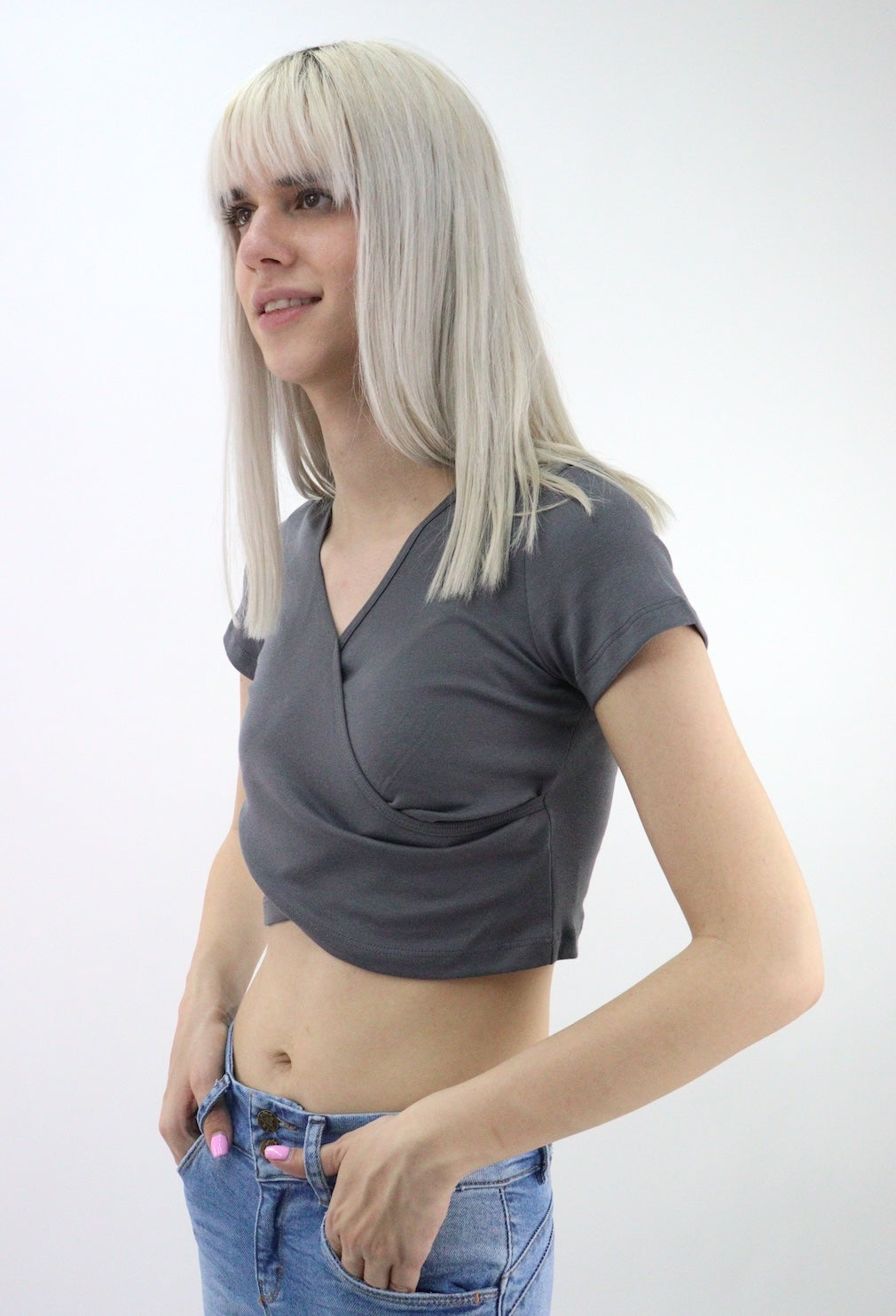 Playera cruzada de cuello V color gris oxford