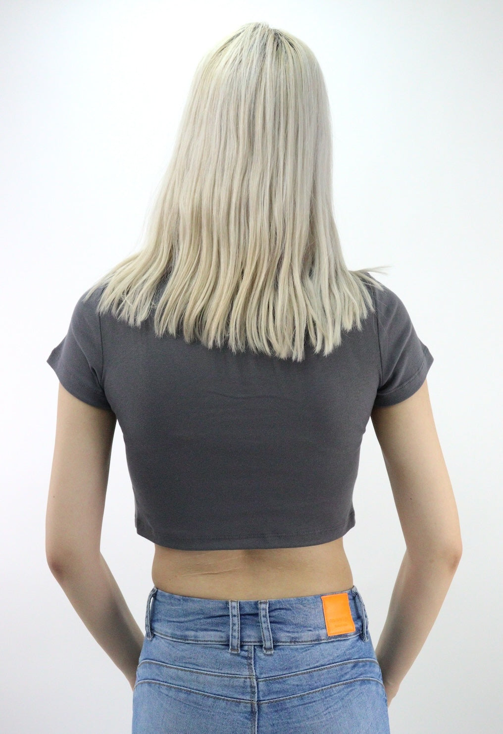 Playera cruzada de cuello V color gris oxford