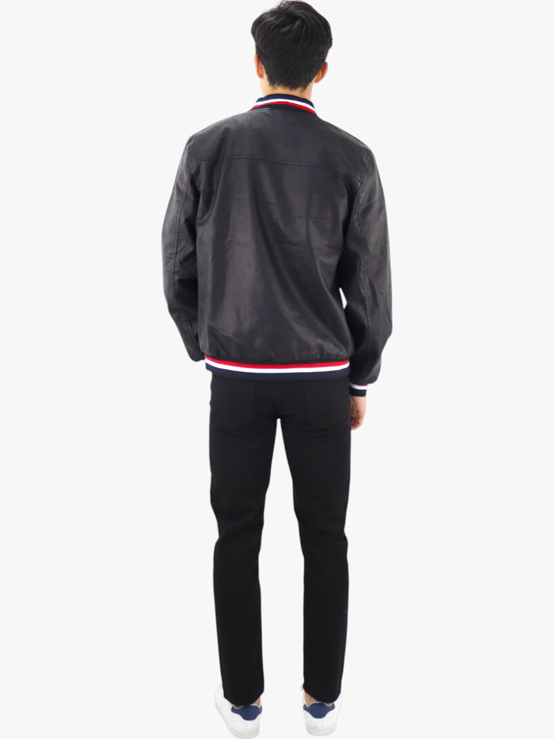 Chamarra de vinipiel color negro