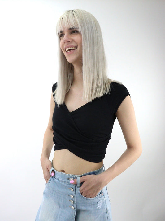 Playera de cuello cruzado de color negro