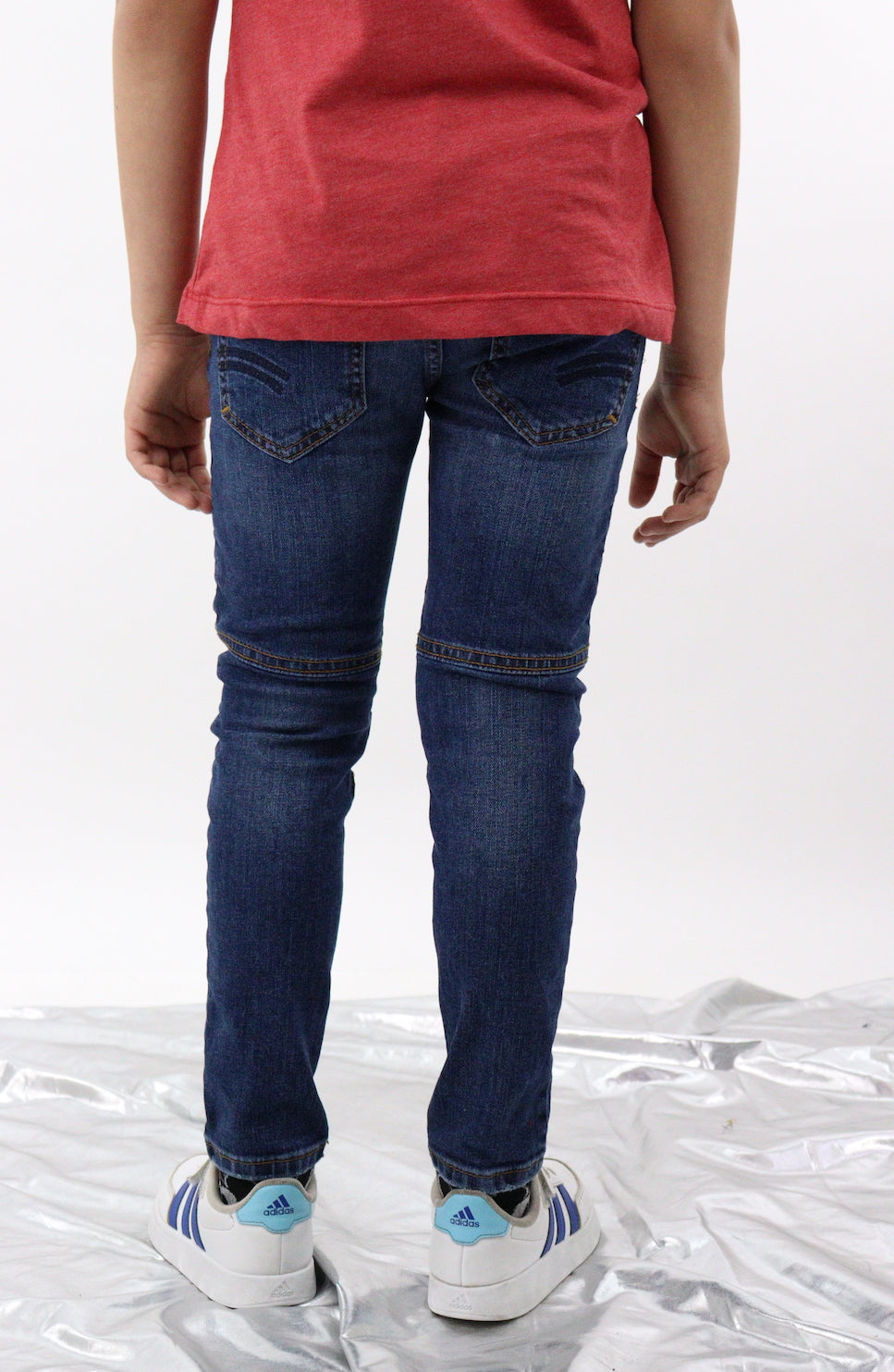 Jeans estilo biker de color azul oscuro