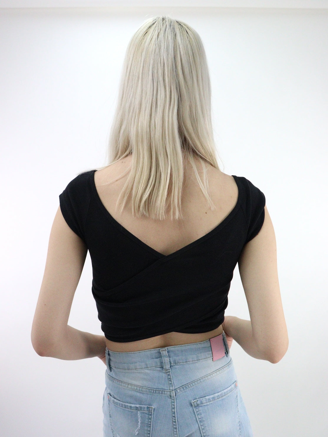 Playera de cuello cruzado de color negro