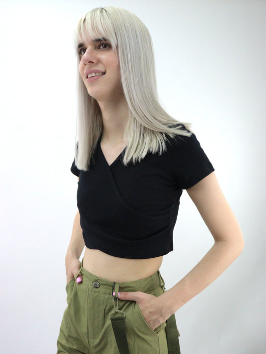 Playera cruzada de cuello V color negro