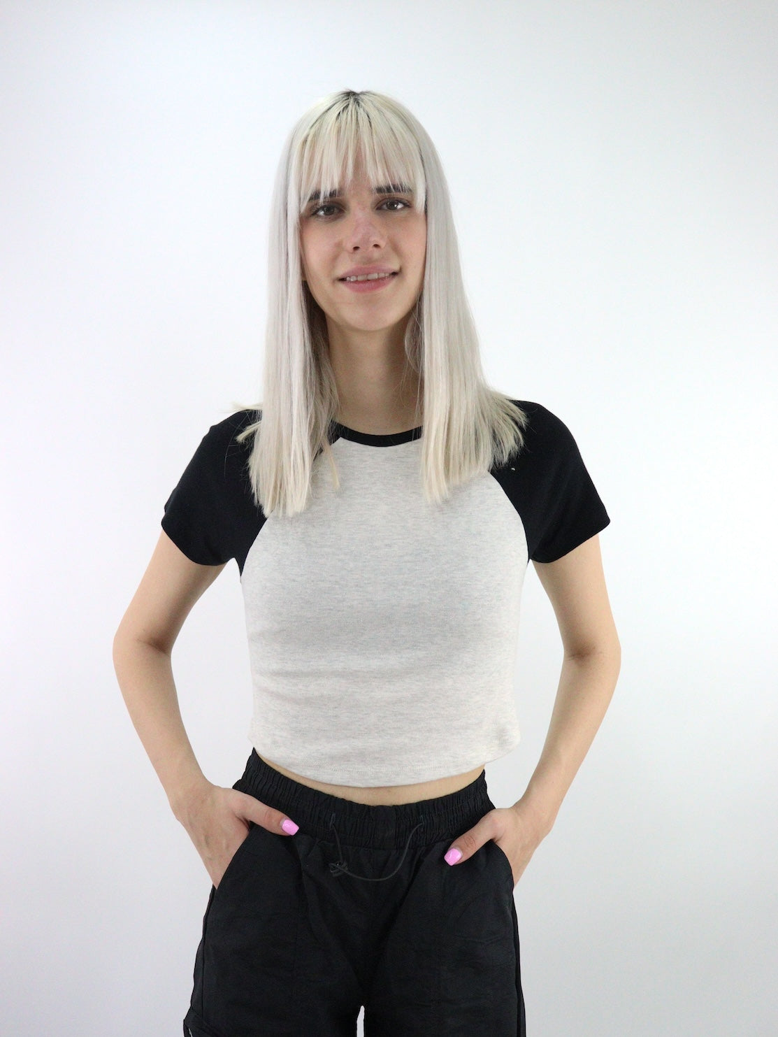 Playera raglán manga corta de color beige jaspe con negro