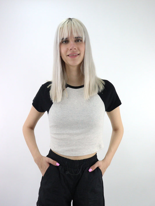 Playera raglán manga corta de color beige jaspe con negro