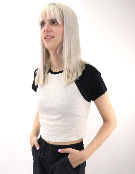 Playera raglán manga corta de color beige jaspe con negro