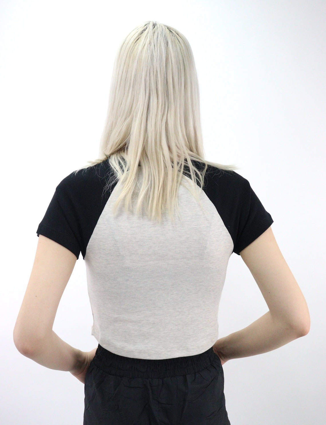 Playera raglán manga corta de color beige jaspe con negro